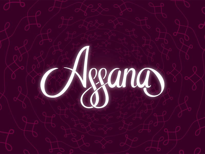 Логотип «Ассана» на фирменном фоне с узором